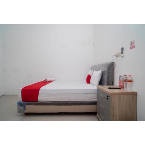 RedDoorz near RS Mitra Keluarga Waru