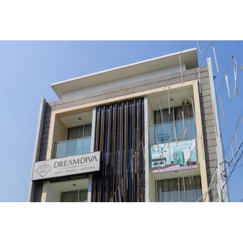 RedDoorz near Setrasari Mall 4