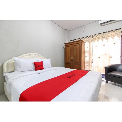 RedDoorz near Solo Balapan Station 2