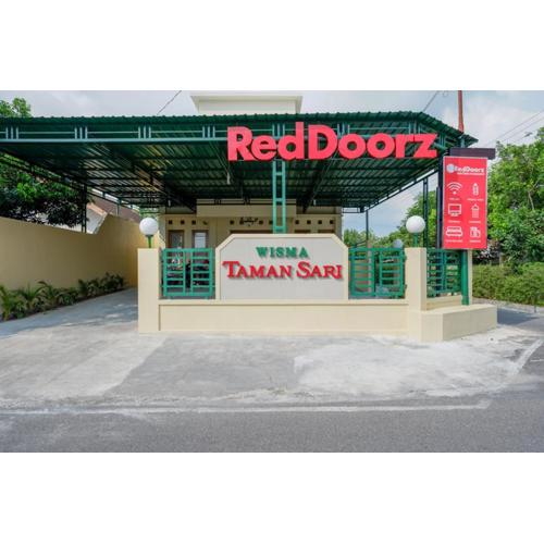 RedDoorz near Stadion 45 Karanganyar