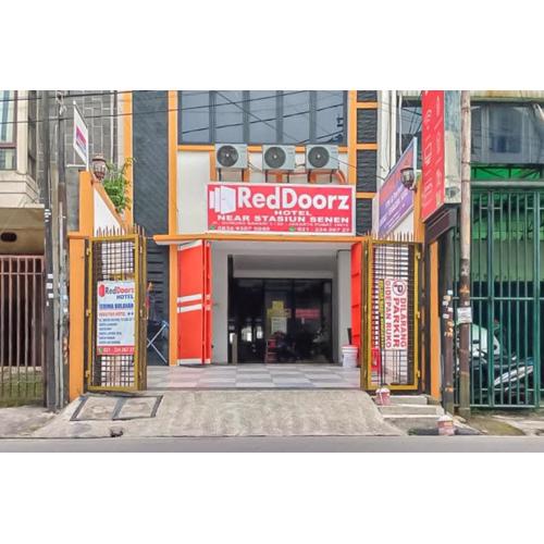 RedDoorz near Stasiun Senen