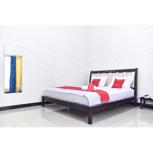 RedDoorz near Sultan Hasanuddin Airport 2 Makassar