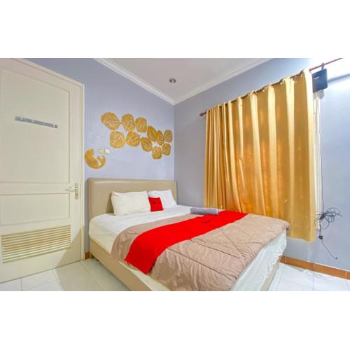 RedDoorz Near Taman Bunga Nusantara 2