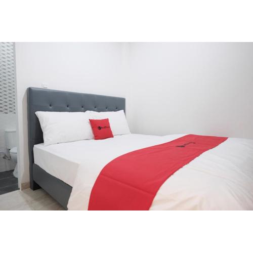 RedDoorz near Taman Palem