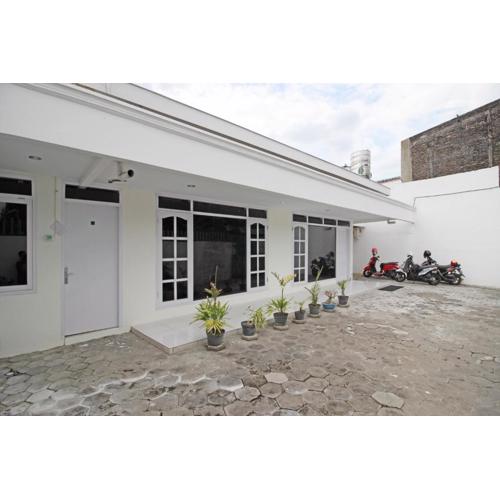 RedDoorz near Terminal Tirtonadi