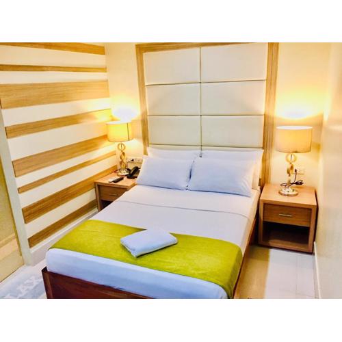 RedDoorz Plus @ ABC Landmark Hotel