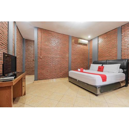 RedDoorz Plus At Ampera Raya