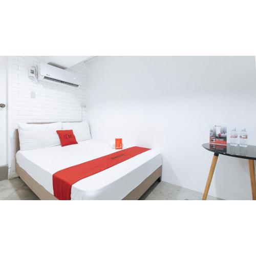 RedDoorz Plus at BGC near St Lukes