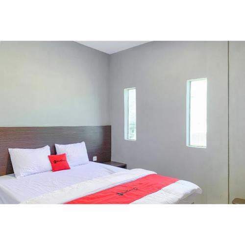 RedDoorz Plus at D San Residence Buah Batu