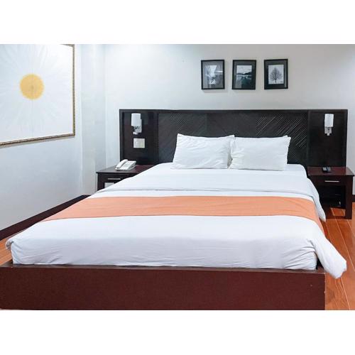 RedDoorz Plus at Hotel Esse