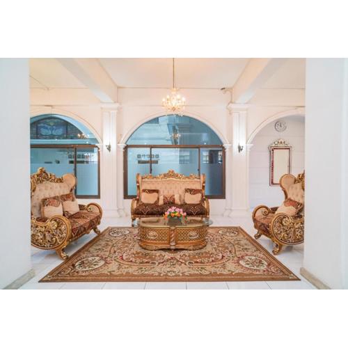 RedDoorz Plus at Hotel Surya Solo