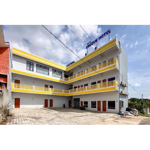 RedDoorz Plus at New Favour Hotel Gunung Dempo