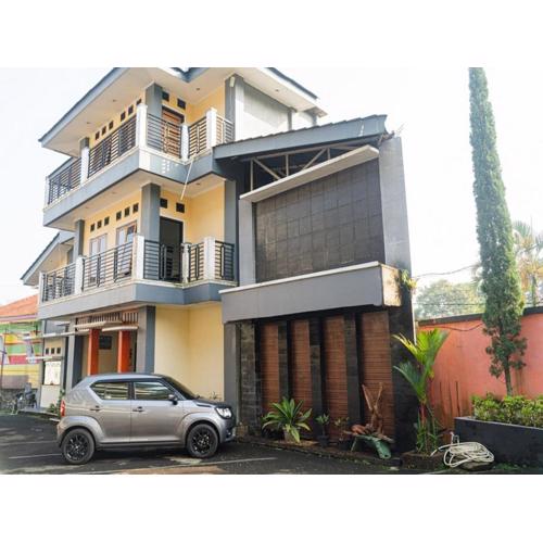 RedDoorz Plus @ Cibogo Puncak 3