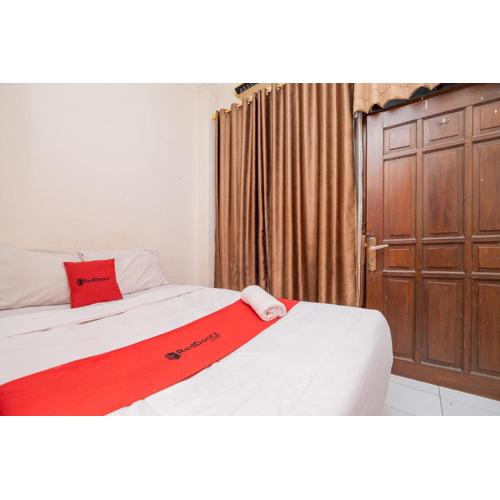RedDoorz Plus @ Gunungsari Surabaya