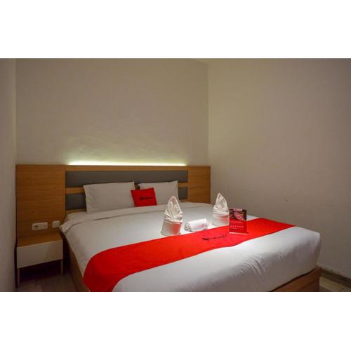 RedDoorz Plus @ Losari Makassar