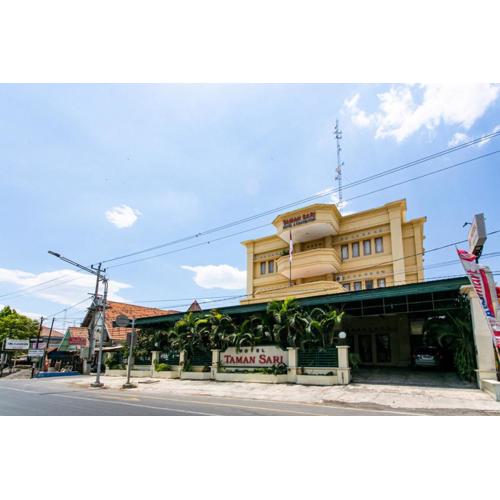 RedDoorz Plus near Alun Alun Karanganyar