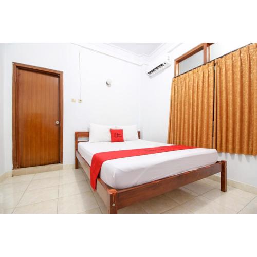 RedDoorz Plus near Alun Alun Selatan