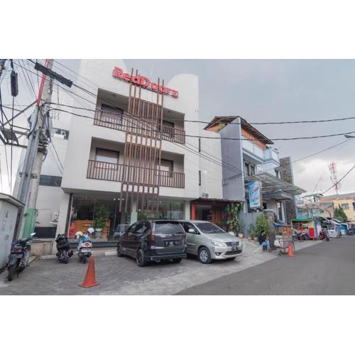 RedDoorz Plus near Asia Afrika 3