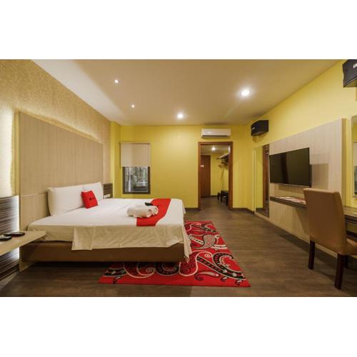 RedDoorz Plus near Dunia Fantasi Ancol