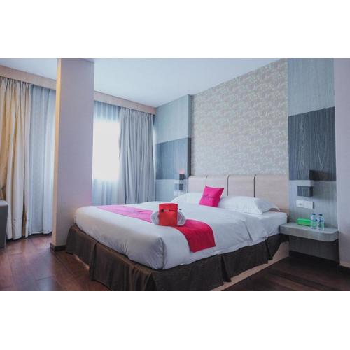 RedDoorz Plus near Gold Coast Ferry Terminal Batam