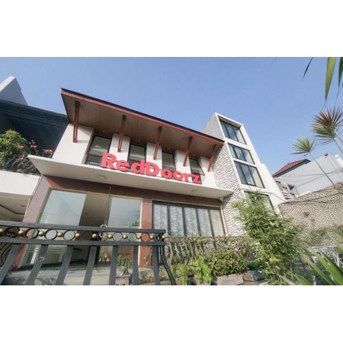 RedDoorz Plus near Green Pramuka Square Mall