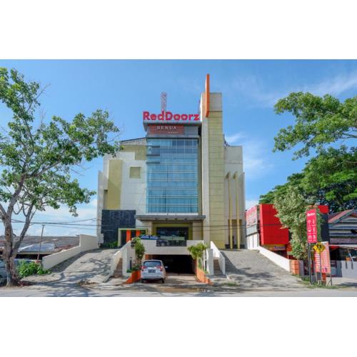 RedDoorz Plus near Hotel Benua Kendari