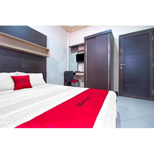 RedDoorz Plus near Isola UPI