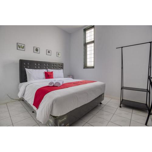 RedDoorz Plus near Jakarta Kota Station