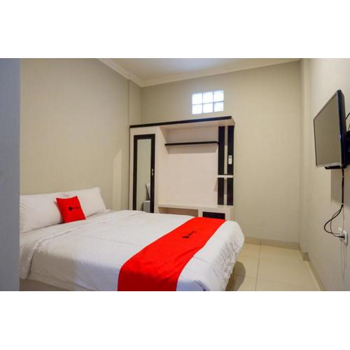 RedDoorz Plus near Jogja City Mall 5