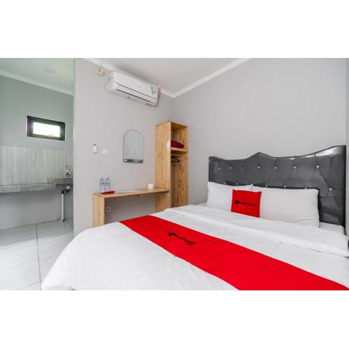 RedDoorz Plus near Jungeland Sentul