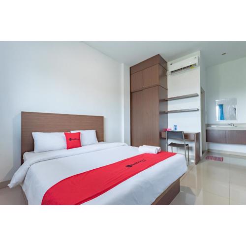 RedDoorz Plus near Kepri Mall