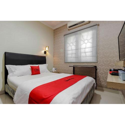 RedDoorz Plus near Lippo Cikarang Mall