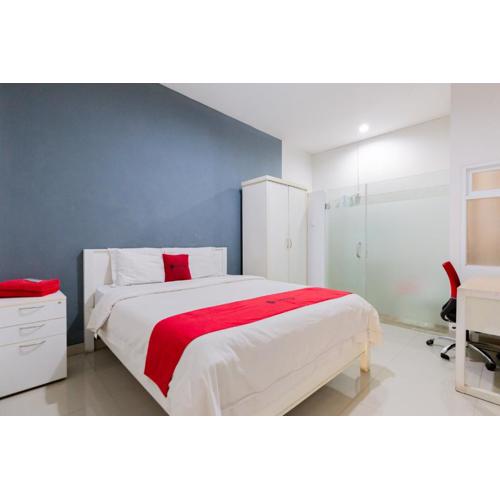 RedDoorz Plus near Living Plaza Jababeka