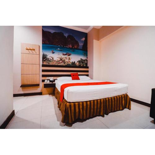 Reddoorz Plus near Makassar Town Square