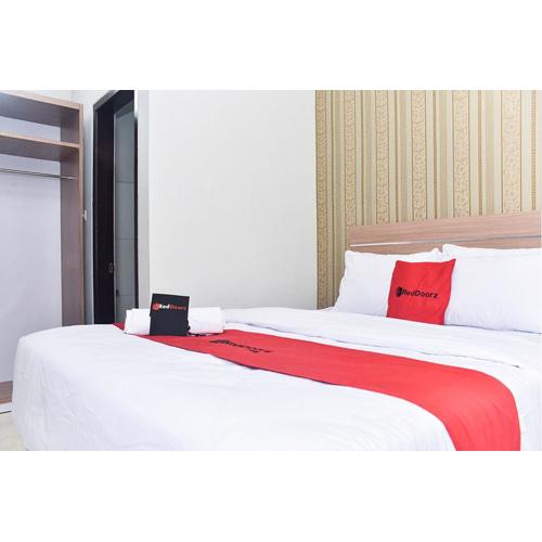 RedDoorz Plus near Malang Town Square