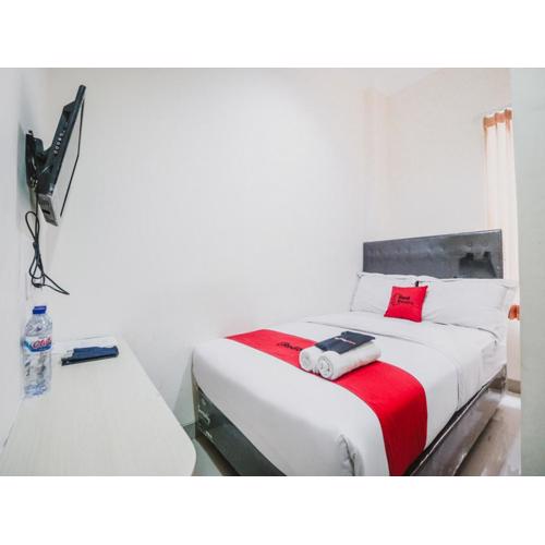 RedDoorz Plus near Mall Ciputra Jakarta
