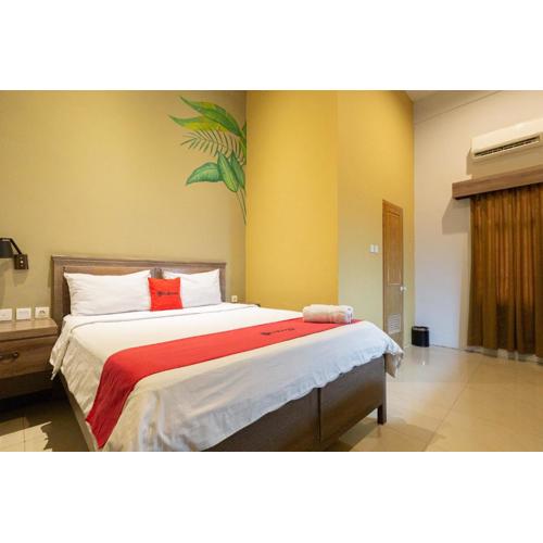 RedDoorz Plus near Mall Slipi Jaya