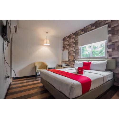 RedDoorz Plus near Mangga Besar Station 2