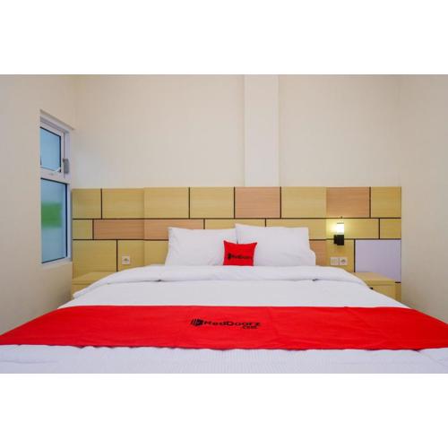RedDoorz Plus near Pasar Gede Solo