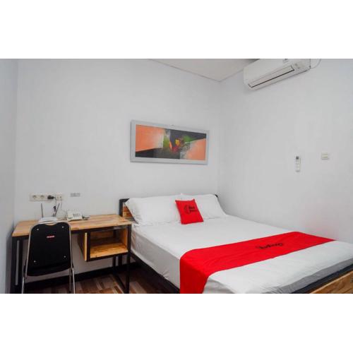 RedDoorz Plus near Patung Kuda Undip