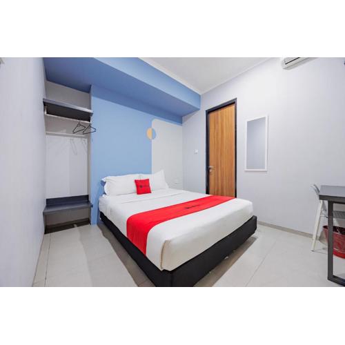 RedDoorz Plus near Radio Dalam 3