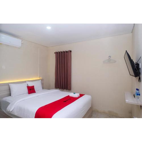 RedDoorz Plus near RS JIH Solo