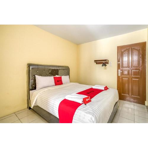 RedDoorz Plus near RSUD Dr. Pirngadi Medan 2