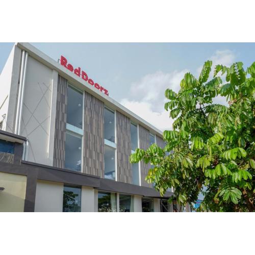 RedDoorz Plus near Solo Baru