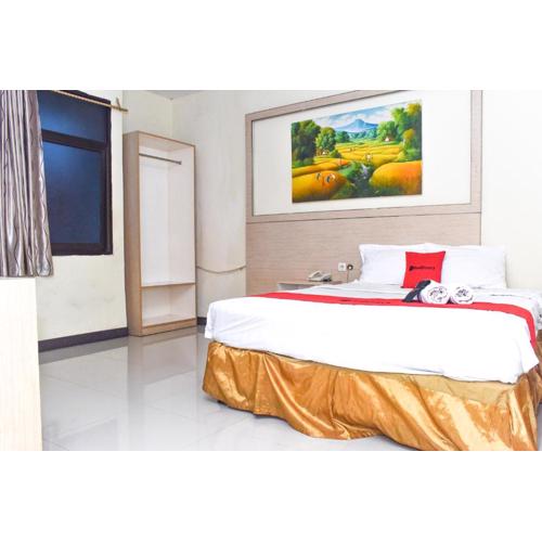 RedDoorz Plus near Sultan Hasanuddin Airport