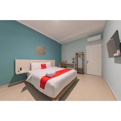 RedDoorz Plus near Surapati Core