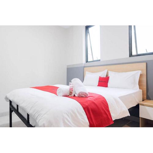 RedDoorz Plus near Taman Anggrek Mall