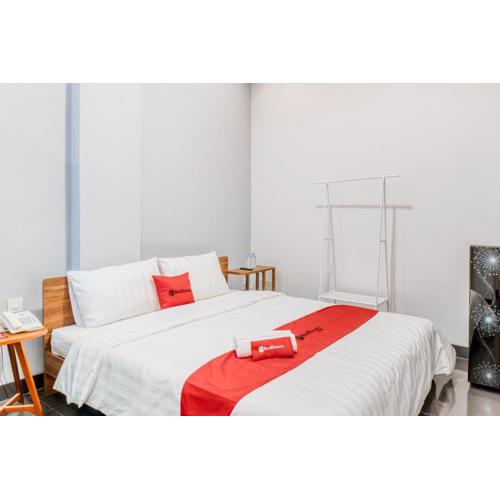 RedDoorz Plus near Taman Ismail Marzuki