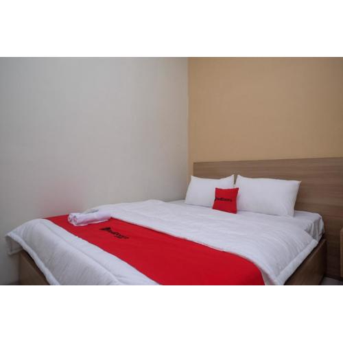 RedDoorz Plus near UMS Solo 2