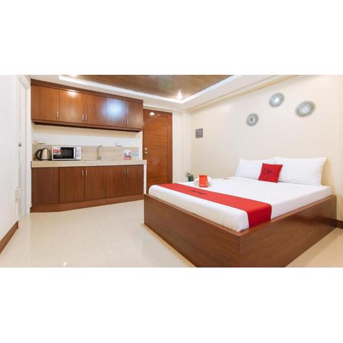 RedDoorz Plus near Uptown BGC Mall